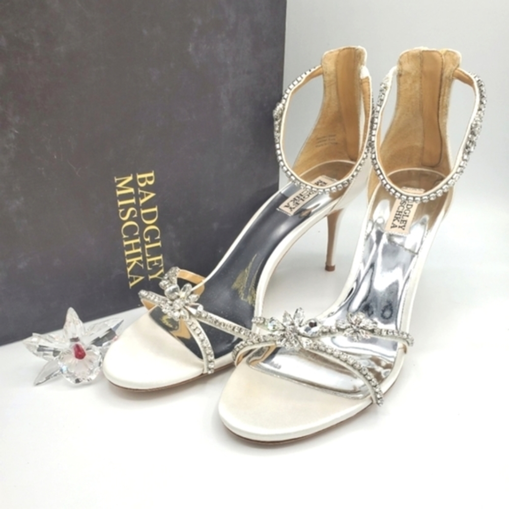 Badgley Mischka Hobbs heels, White, NIB